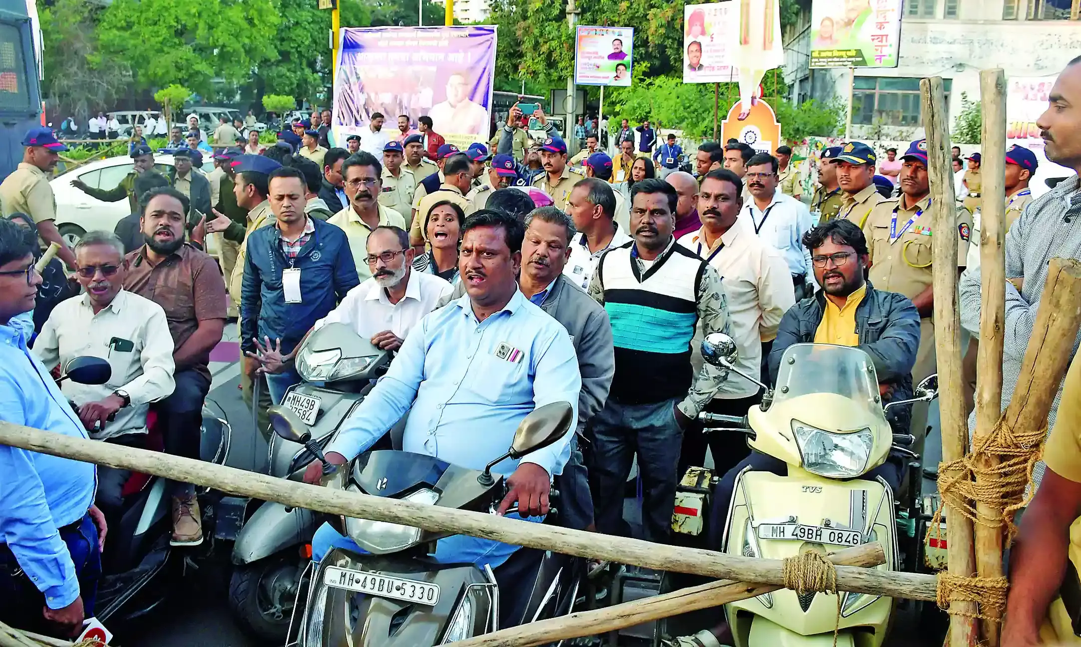 विधान भवन के प्रवेश द्वार पर डटे दिव्यांग कहा-मांगें पूरी होने तक यहां से नहीं हटेंगे