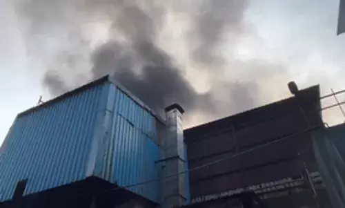 गारमेंट फैक्ट्री में लगी भीषण आग, मौके पर 14 फायर ब्रिगेड की गाड़ियां तैनात