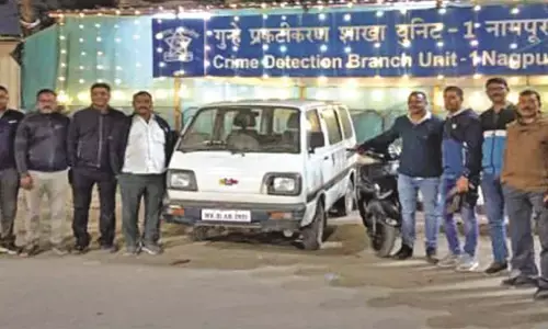 नाबालिग से कार व एक्टिवा सहित माल जब्त नाबालिग से कार व एक्टिवा सहित माल जब्त