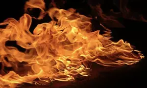 झुग्गियों में आग लगने से एक की मौत, दहशत में लोग