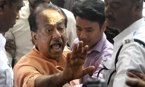 तृणमूल बना रही मल्लिक से दूरी, वन विभाग के निमंत्रण पत्र से नाम गायब तृणमूल बना रही मल्लिक से दूरी, वन विभाग के निमंत्रण पत्र से नाम गायब
