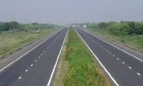 नियम ताक पर रख हाईवे से महज 2 मीटर दूर डाला जा रहा खदान का मलबा नियम ताक पर रख हाईवे से महज 2 मीटर दूर डाला जा रहा खदान का मलबा