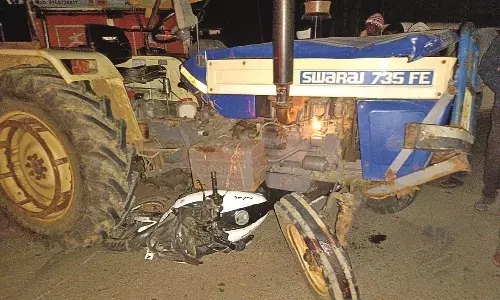 ट्रैक्टर की टक्कर से दोपहिया सवार युवक की मौत, एक गंभीर ट्रैक्टर की टक्कर से दोपहिया सवार युवक की मौत, एक गंभीर