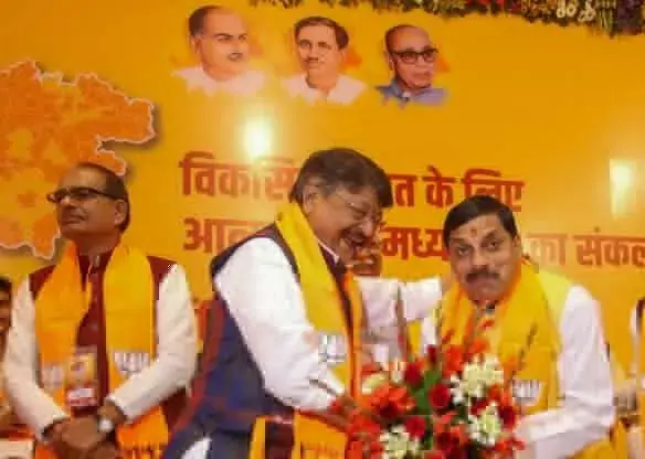 मुख्यमंत्री को विजयवर्गीय का साथ, इंदौर को मिली पहली सौगात मुख्यमंत्री को विजयवर्गीय का साथ, इंदौर को मिली पहली सौगात
