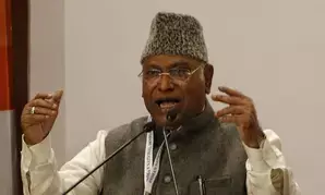 इंडिया की बैठक के बाद खड़गे बोले : सांसदों के निलंबन के खिलाफ सभी घटक दलों का विरोध प्रदर्शन 22 दिसंबर को, सीट बंटवारे को जल्द ही अंतिम रूप दिया जाएगा