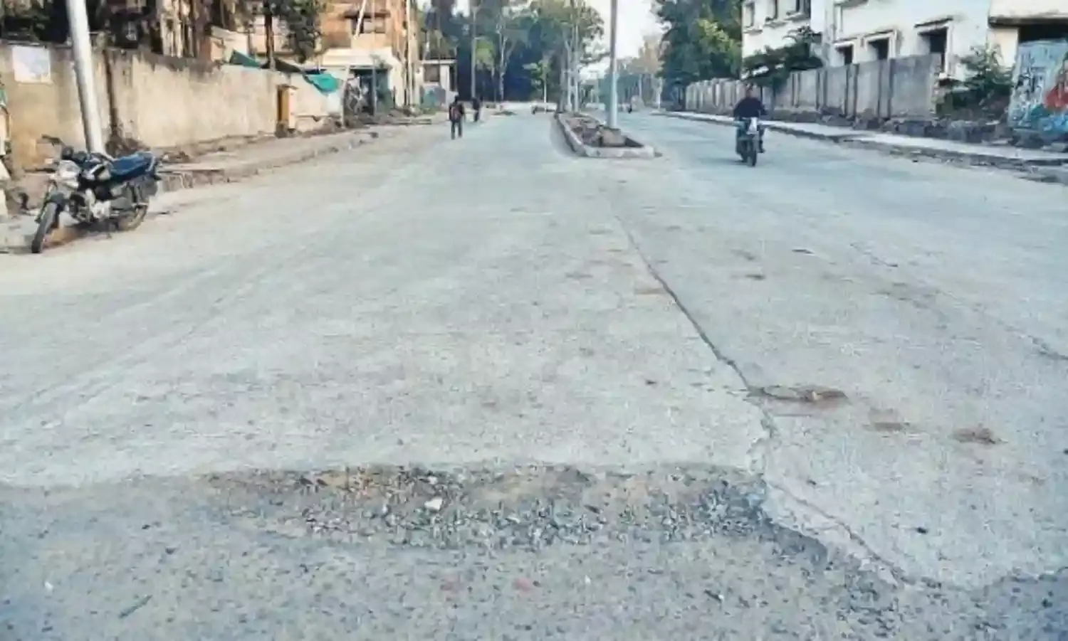 आखिर 2.2 किलोमीटर की सड़क 18 करोड़ से अधिक राशि से बनी तो गुणवत्ता ऐसी क्यों