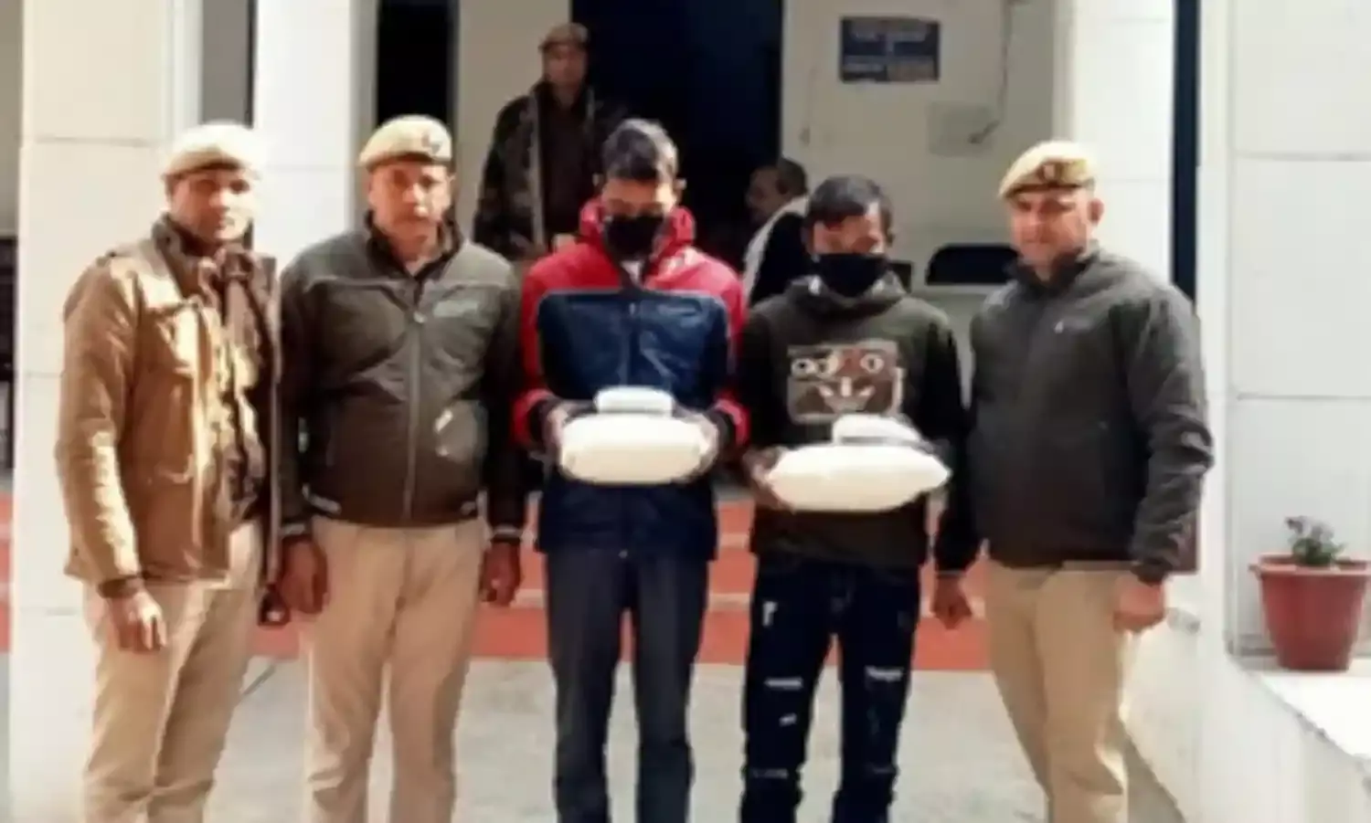 नशे की पुड़िया बनाकर पीजी, कॉलेज और चौराहों पर गांजा बेचने वाले दो गिरफ्तार