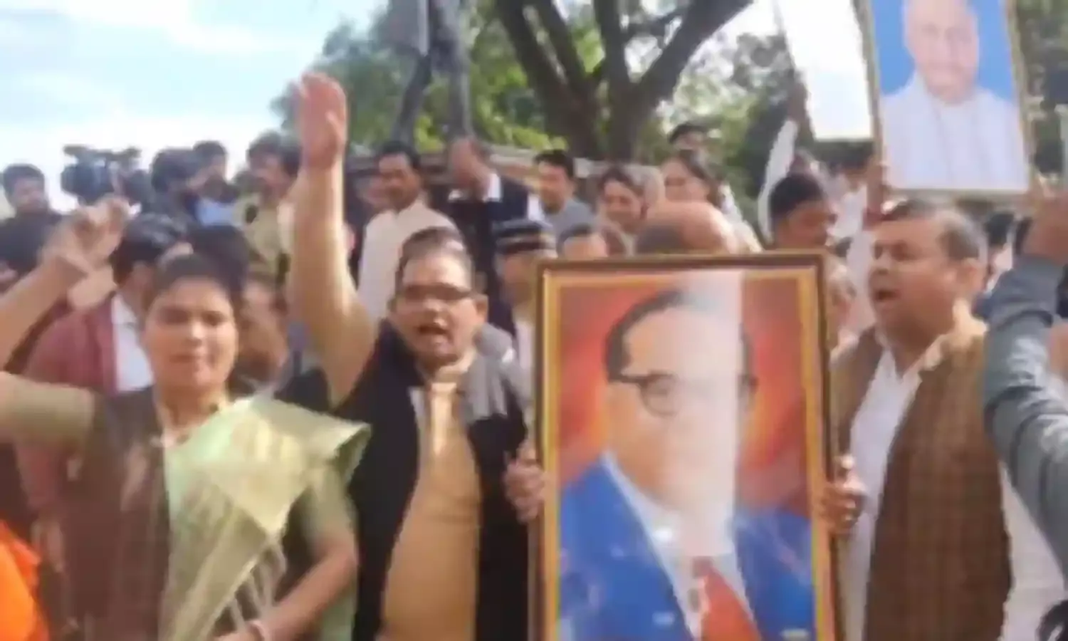 मध्य प्रदेश विधानसभा से नेहरू की तस्वीर हटाने पर कांग्रेस विधायकों का धरना