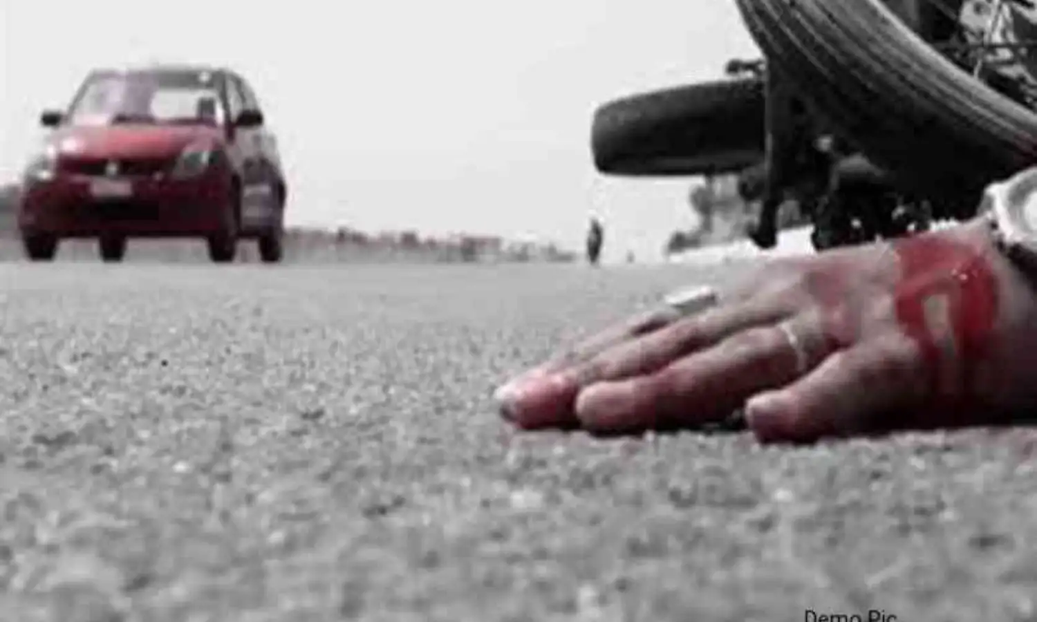 डम्पर ने बाइक को टक्कर मारी, महिला की मौत, पति व बेटी घायल