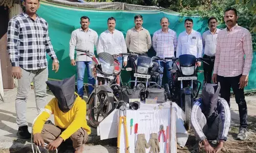 बंद घरों को निशाना बनानेवाले दो शातिर चोर गिरफ्तार बंद घरों को निशाना बनानेवाले दो शातिर चोर गिरफ्तार