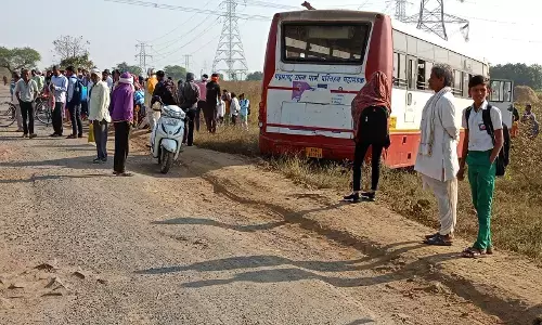 गड्ढों से बचते हुए खेत में जा घुसी बस, 16 यात्री जख्मी गड्ढों से बचते हुए खेत में जा घुसी बस, 16 यात्री जख्मी