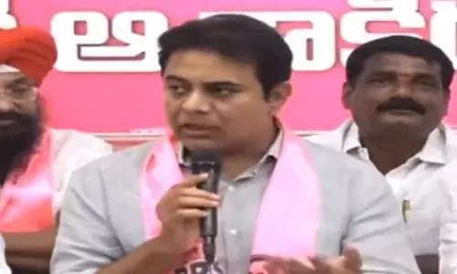 बीआरएस और कर्नाटक कांग्रेस नेताओं के बीच जुबानी जंग जारी बीआरएस और कर्नाटक कांग्रेस नेताओं के बीच जुबानी जंग जारी