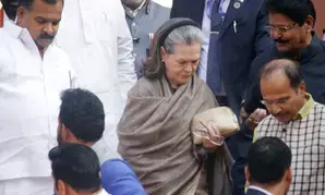 सोनिया गांधी के नेतृत्व में विपक्षी सांसदों ने गांधी मूर्ति पर किया प्रदर्शन, नई संसद तक किया पैदल मार्च सोनिया गांधी के नेतृत्व में विपक्षी सांसदों ने गांधी मूर्ति पर किया प्रदर्शन, नई संसद तक किया पैदल मार्च