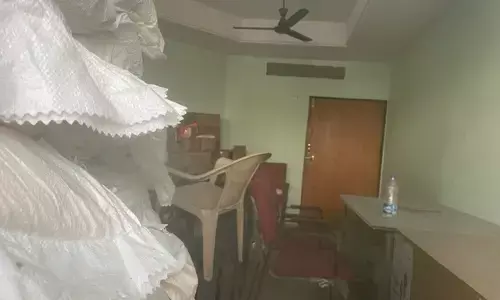 बाढ़ प्रभावितों को देनी थी अनाज किट, तीन माह से ताले में बंद बाढ़ प्रभावितों को देनी थी अनाज किट, तीन माह से ताले में बंद