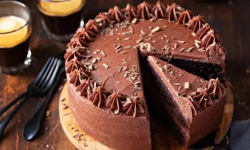 बिस्किट की मदद से घर पर ऐसे बनाएं केक, हर कोई करेगा तारीफ बिस्किट की मदद से घर पर ऐसे बनाएं केक, हर कोई करेगा तारीफ