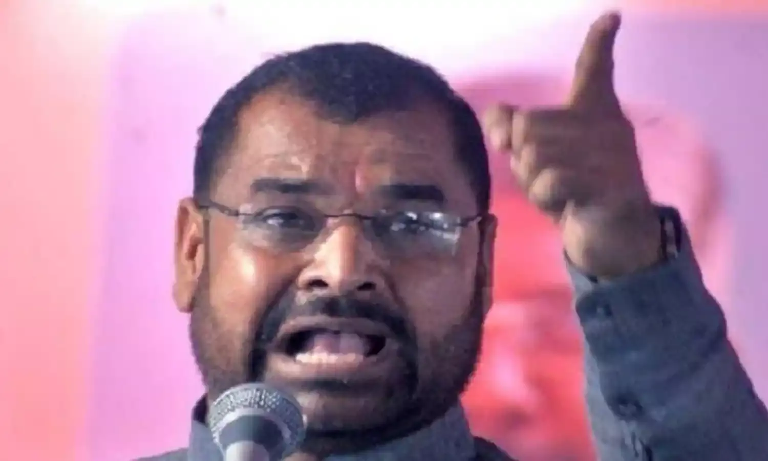 दूध उत्पादक किसानों को अनुदान देने के लिए उपमुख्यमंत्री अजित के हाथ में लकवा मार जाता है - सदाभाऊ खोत