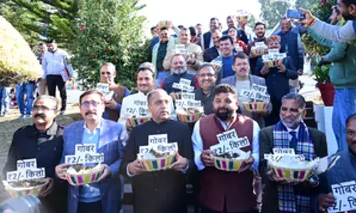 भाजपा विधायक विरोध जताने के लिए गाय का गोबर लेकर विधानसभा पहुंचे