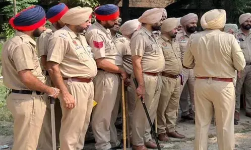 अमृतसर में पुलिस हिरासत से भागने की कोशिश कर रहे गैंगस्टर की गोली लगने से मौत अमृतसर में पुलिस हिरासत से भागने की कोशिश कर रहे गैंगस्टर की गोली लगने से मौत