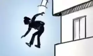 आवासीय इमारत की चौथी मंजिल से गिरी लड़की
