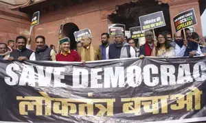 इंडिया गठबंधन के नेताओं ने संसद से विजय चौक तक मार्च निकाला, सुरक्षा उल्लंघन के मुद्दे पर सरकार को घेरा