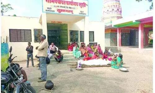 अंतिम संस्कार के लिए श्मशान घाट नहीं, नाराज रहवासियों ने  ग्रामपंचायत के बाहर शव रखकर किया प्रदर्शन