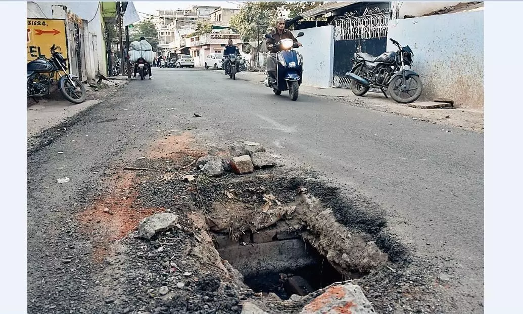 नगर निगम ने बनाई नई सड़क और बीच में छोड़ दिया खतरनाक गड्ढा नगर निगम ने बनाई नई सड़क और बीच में छोड़ दिया खतरनाक गड्ढा