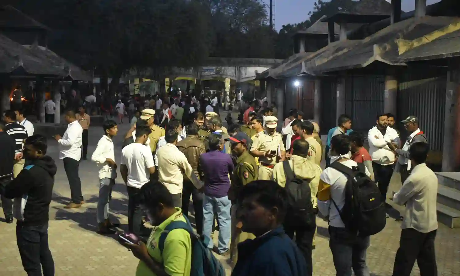 मोक्षधाम घाट पर मृतकों का सामूहिक अंतिम संस्कार