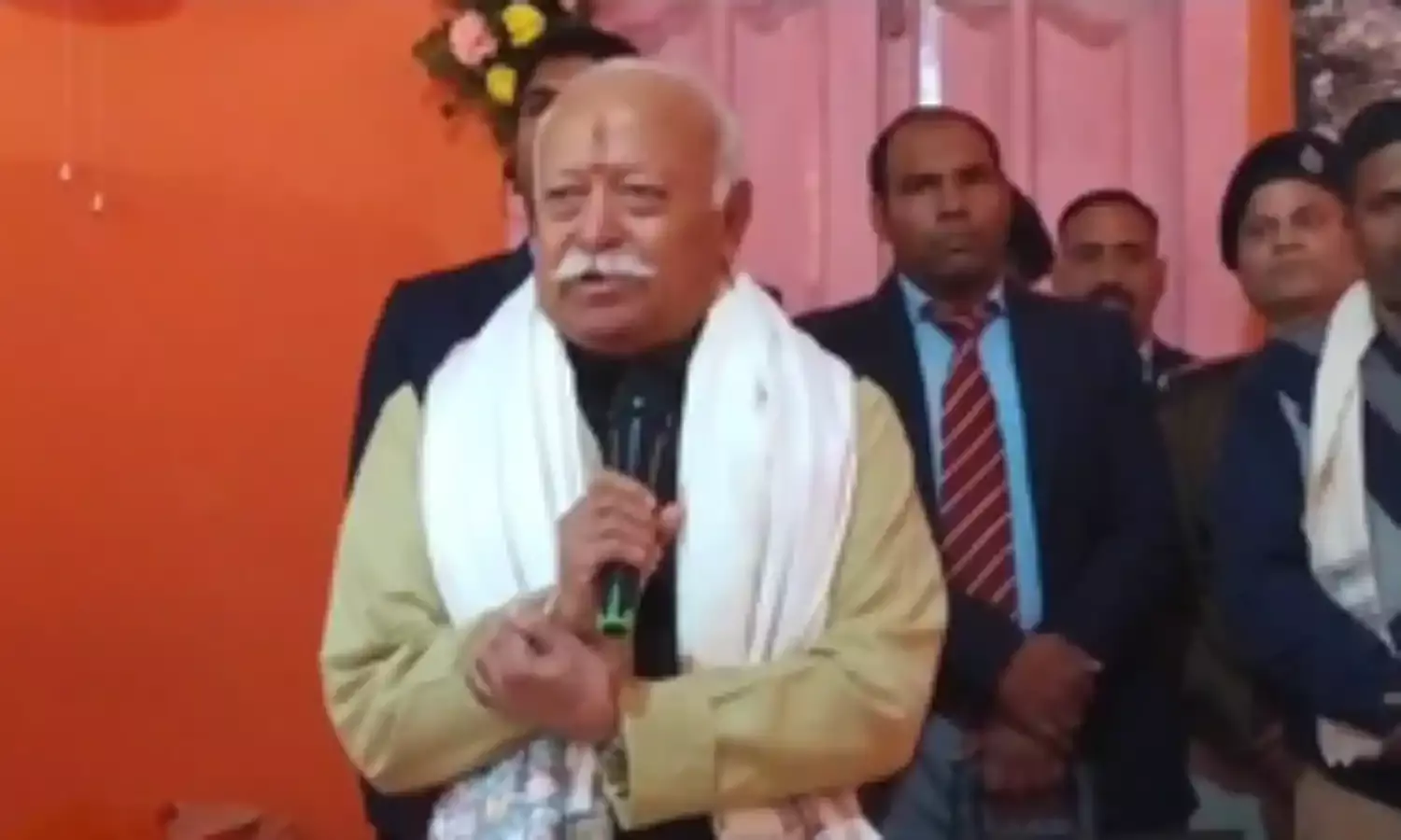 पढ़ने से ज्ञान मिलता है... और ज्ञान का बोध संतों के सान्निध्य से ही होता है : मोहन भागवत