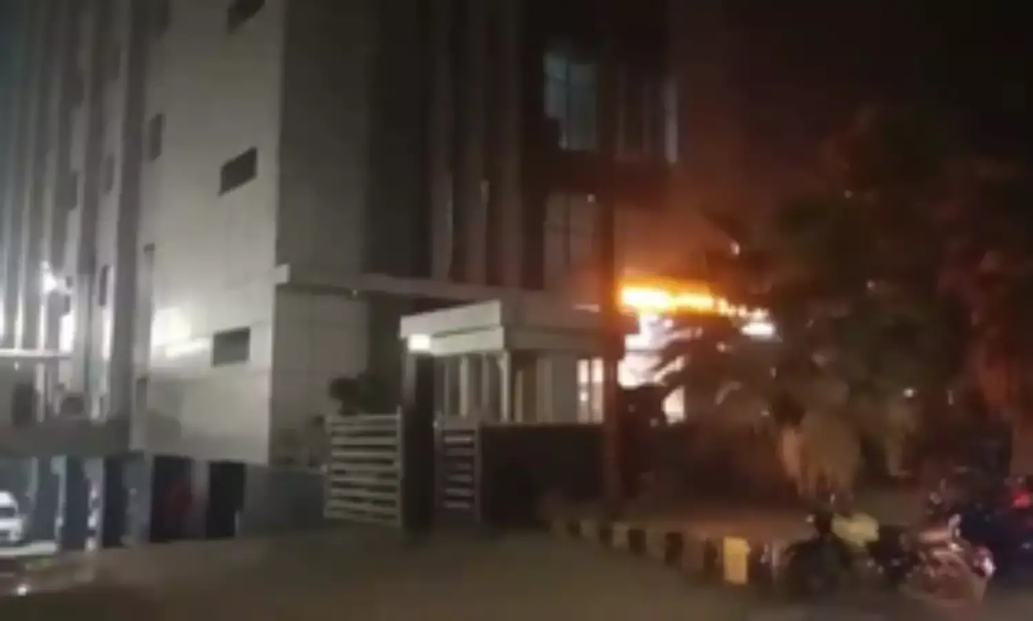 नोएडा में लिफ्ट गिरने से हुआ बड़ा हादसा, 9 लोग घायल, पुलिस जांच में जुटी