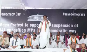 तेलंगाना के डिप्टी सीएम ने विपक्षी सांसदों के निलंबन के खिलाफ विरोध प्रदर्शन का किया नेतृत्व