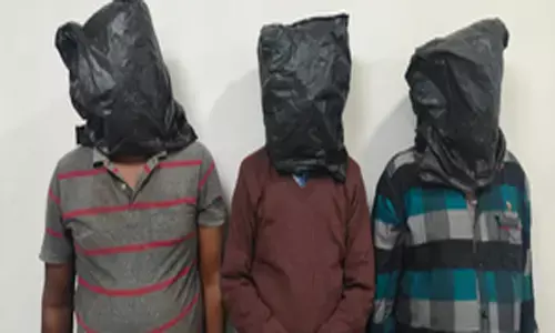 महिंद्रा वाहन बेचने की पेशकश के साथ धोखाधड़ी करने के आरोप में तीन गिरफ्तार महिंद्रा वाहन बेचने की पेशकश के साथ धोखाधड़ी करने के आरोप में तीन गिरफ्तार