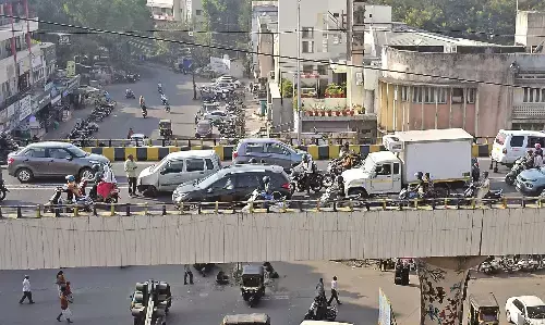 सीताबर्डी में उड़ानपुल पर कारों में भिड़ंत