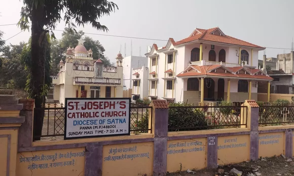प्रभु ईसा मसीह के जन्मोत्सव की तैयारी, रंग-बिरंगी झालरों से सजाई गई चर्च प्रभु ईसा मसीह के जन्मोत्सव की तैयारी, रंग-बिरंगी झालरों से सजाई गई चर्च