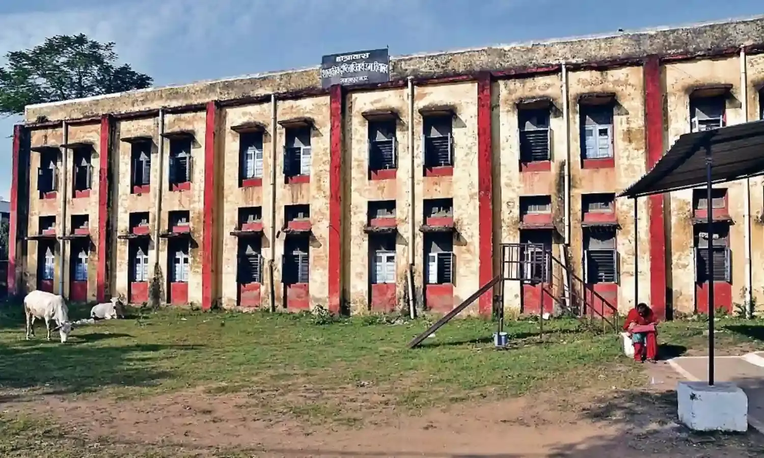 बाथरूम की छत से टपक रहा पानी, कमरों का प्लास्टर गिरा, शिक्षकों के पद भी खाली