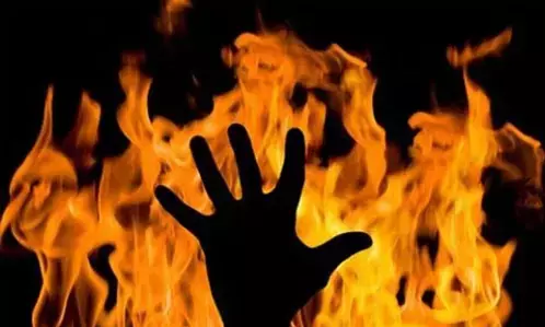 तमिलनाडु में नाराज प्रेमी ने तकनीकी विशेषज्ञ युवती को जलाकर मार डाला तमिलनाडु में नाराज प्रेमी ने तकनीकी विशेषज्ञ युवती को जलाकर मार डाला