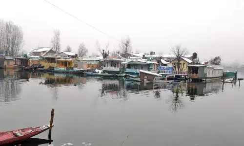 कश्मीर में भीषण शीतलहर जारी, न्यूनतम तापमान शून्य से नीचे