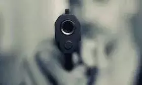 पटना में चोरों ने दारोगा को मारी गोली,  बैटरी चोरी करते समय पहुंच गई थी पुलिस पटना में चोरों ने दारोगा को मारी गोली,  बैटरी चोरी करते समय पहुंच गई थी पुलिस