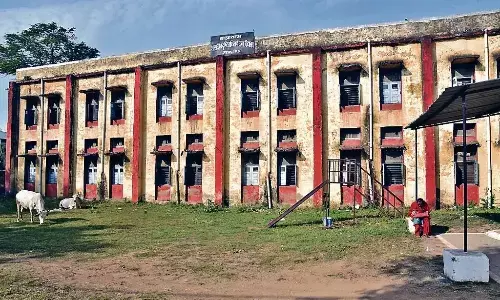 बाथरूम की छत से टपक रहा पानी, कमरों का प्लास्टर गिरा, शिक्षकों के पद भी खाली बाथरूम की छत से टपक रहा पानी, कमरों का प्लास्टर गिरा, शिक्षकों के पद भी खाली