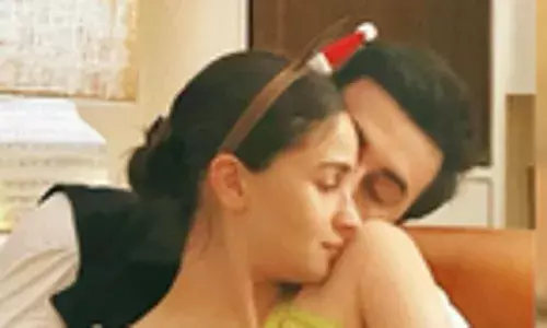 क्रिसमस पार्टी में रणबीर ने आलिया पर बरसाया प्यार क्रिसमस पार्टी में रणबीर ने आलिया पर बरसाया प्यार