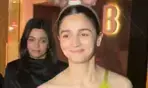 आलिया, रणबीर, करण जौहर, अयान ने महेश भट्ट के घर पर मनाया क्रिसमस आलिया, रणबीर, करण जौहर, अयान ने महेश भट्ट के घर पर मनाया क्रिसमस