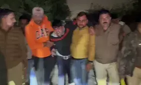पुलिस और बदमाश के बीच मुठभेड़, 25 मामलों में वांछित गिरफ्तार पुलिस और बदमाश के बीच मुठभेड़, 25 मामलों में वांछित गिरफ्तार