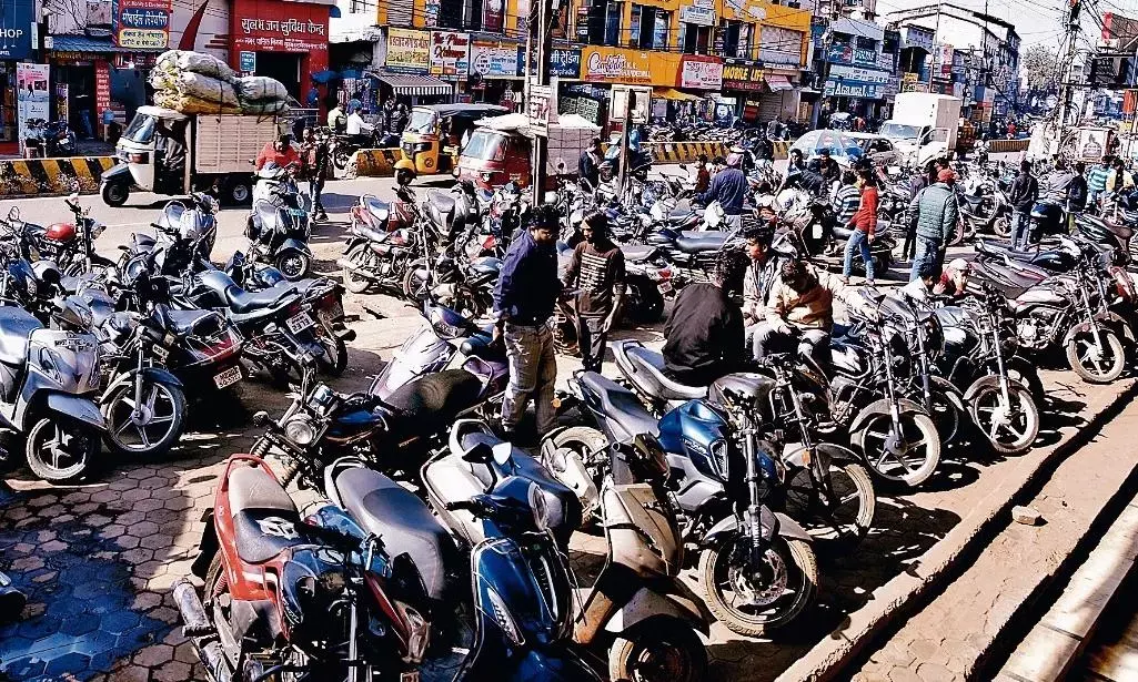 दुकानों के सामने वाहनों की पार्किंग, आदमी निकले तो कैसे