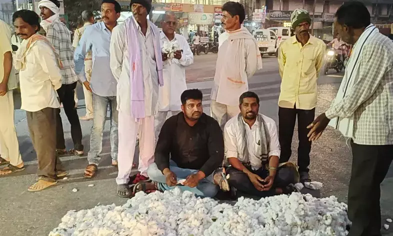 कपास के लिए ट्रैक्टर-ट्रॉली रखकर ‘रास्ता रोको’