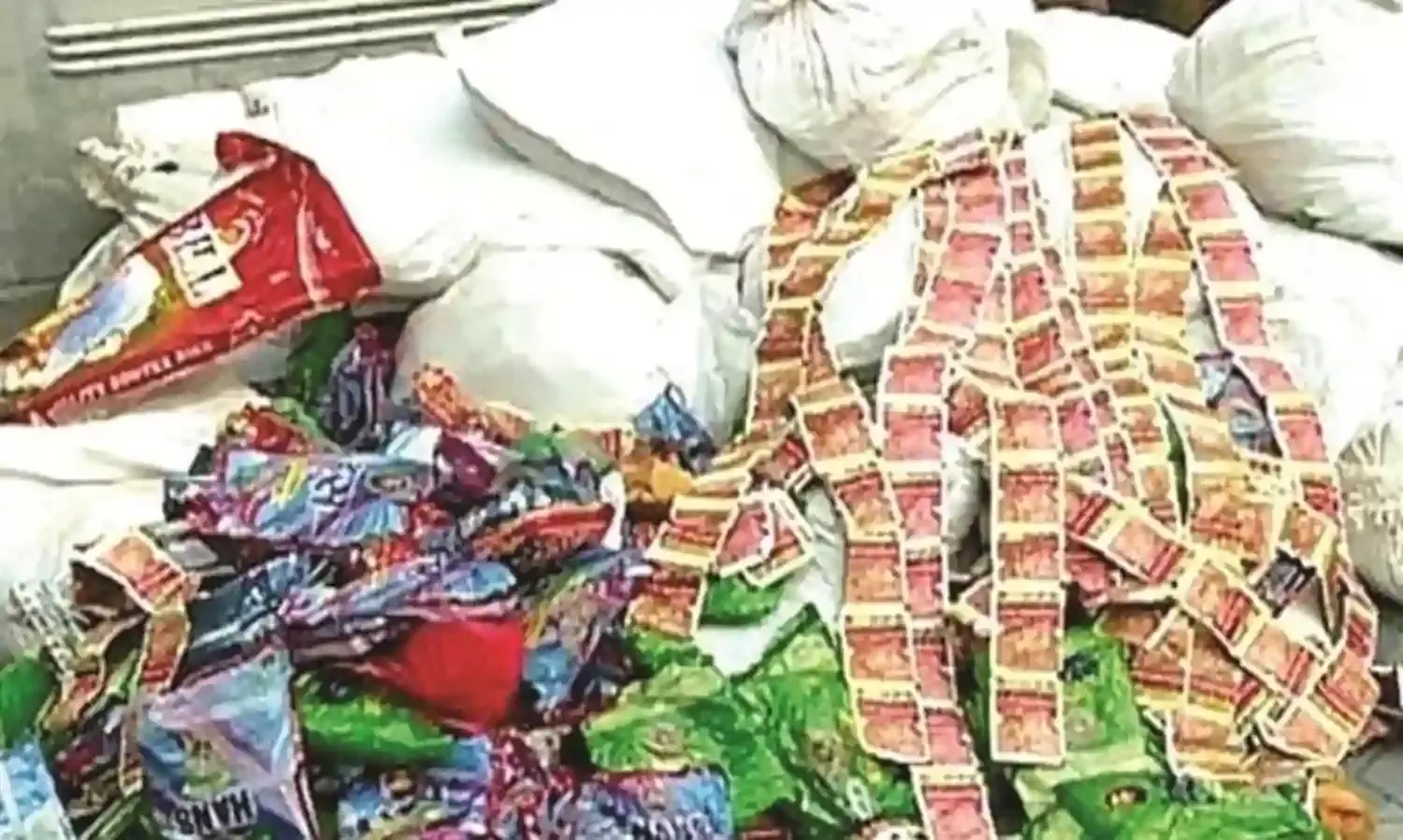 आजंती में मकान से 28 बोरी गुटखा और तंबाकू जब्त