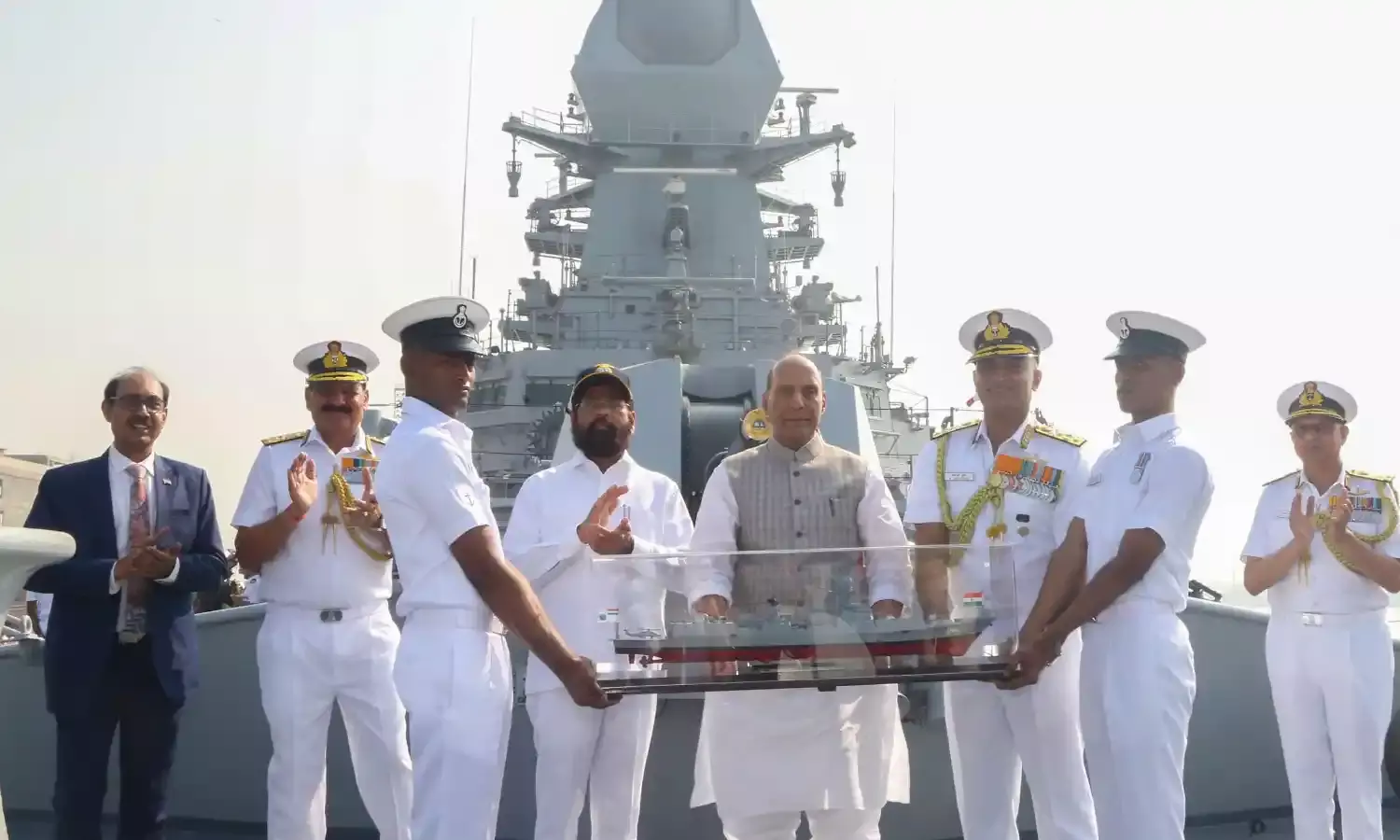 जहाजों पर हमला करने वालों को समुद्र तल से खोज निकालेंगे और सजा देंगे- राजनाथ सिंह