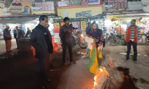 कडाके की ठण्ड से बचाव हेतु नगर परिषद अध्यक्ष करवाई अलाव की व्यवस्था