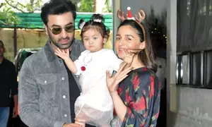 न्यू ईयर सेलिब्रेट करने बेटी राहा से साथ निकले रणबीर और आलिया न्यू ईयर सेलिब्रेट करने बेटी राहा से साथ निकले रणबीर और आलिया