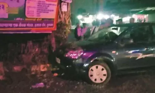 अनियंत्रित कार पेड़ से टकराई, वाहन चालक घायल