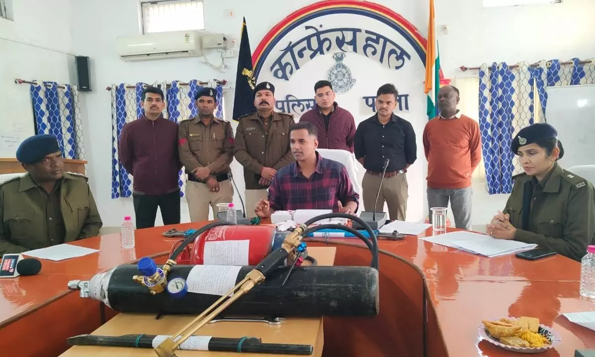 अमानगंज में सोने-चाँदी की दुकान में हुई चोरी का खुलासा अमानगंज में सोने-चाँदी की दुकान में हुई चोरी का खुलासा