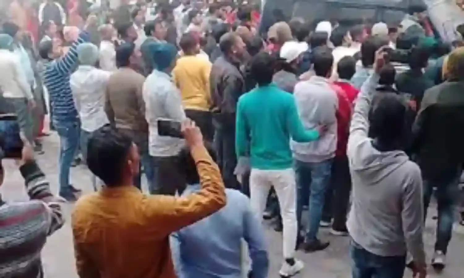 महिला कर्मचारी की मौत के बाद कंपनी में तोड़फोड़, 30 से ज्यादा लोग घायल